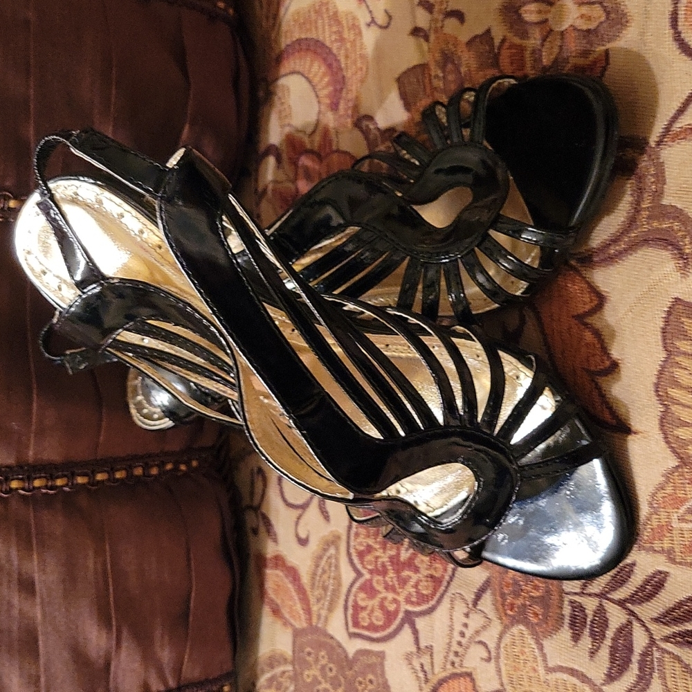 Ladies 3in High Heel shoe's 👠 sz 7. But run small. I'm sz 6. They fit perfect.